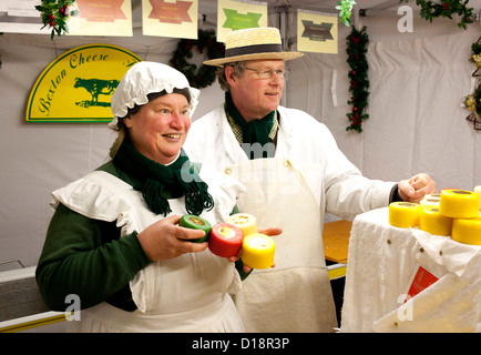 Der jährliche Weihnachtsmarkt in Lincoln, England, UK. Jane und Charles Hough Bexton Käse auf den Stall zu verkaufen. Stockfoto