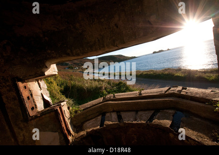 Blick von einem deutschen Bunker über die Bucht von Clonque auf Alderney, Kanalinseln Stockfoto