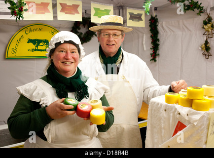 Der jährliche Weihnachtsmarkt in Lincoln, England, UK. Jane und Charles Hough Bexton Käse auf den Stall zu verkaufen. Stockfoto