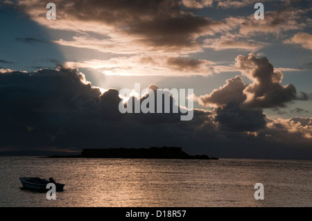 Sonnenaufgang über dem Fort Raz in Longis Bay Alderney, Kanalinseln Stockfoto