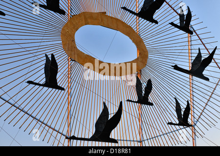 Gänse im Flug Skulptur auf dem verzauberten Highway in der Nähe von Dickinson, North Dakota, USA Stockfoto