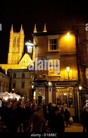 Der jährliche Weihnachtsmarkt in Lincoln, England, UK. Bild zeigt den Blick vom Schlossplatz bis zur Kathedrale. Stockfoto