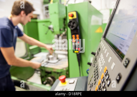 Arbeiter auf der Fräsmaschine Stockfoto