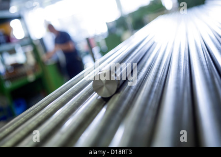 Fabrikarbeiter mit Stangen aus Edelstahl Stockfoto