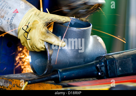 Arbeiter mit Winkelschleifer Stockfoto