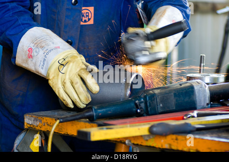 Arbeiter mit Winkelschleifer Stockfoto