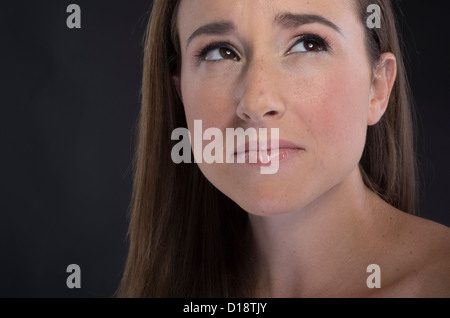 Traurig und nachdenklich Frau wegsehen von Kamera Stockfoto