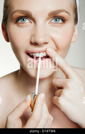 Frau mit Zahn whitening-Pinsel Stockfoto