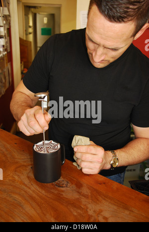 Dekorieren eine Tasse heiße Schokolade Stockfoto