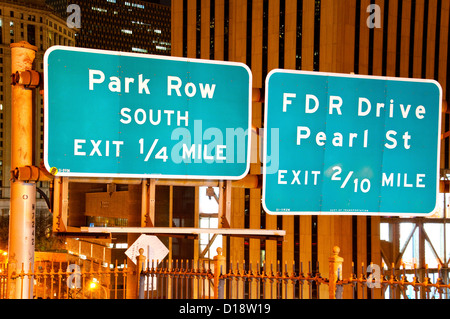 Verkehrszeichen auf der Brooklyn Bridge, New York City, USA Stockfoto