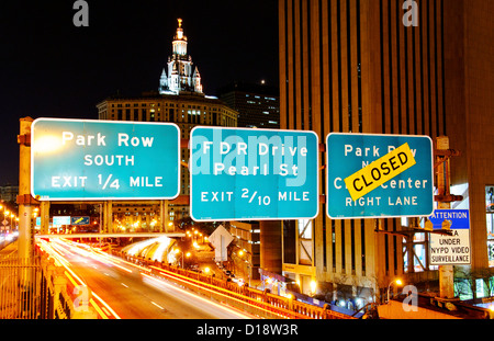 Verkehrszeichen auf der Brooklyn Bridge, New York City, USA Stockfoto