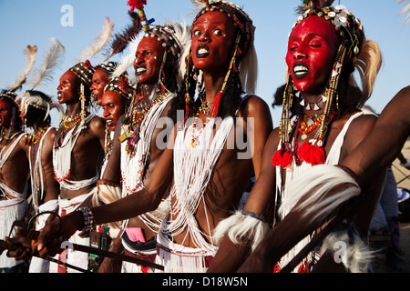 Young Wodaabe Nomaden tanzt auf dem jährlichen Gerewol Festival markiert das Ende der Regenzeit, Norden des Niger, Afrika Stockfoto