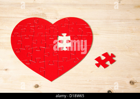 Ein rotes Herz Puzzle puzzle mit einem Stück auf der Seite, gutes Bild