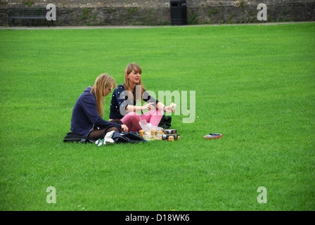 Teenager-Mädchen auf dem Rasen vor der Kathedrale von Wells, Somerset, Vereinigtes Königreich Stockfoto