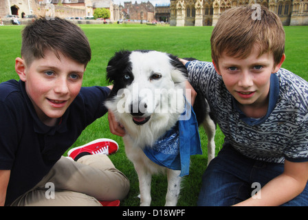 zwei Jungs und ihren Hund vor der Kathedrale von Wells, Somerset, Vereinigtes Königreich Stockfoto