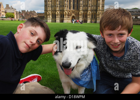 zwei Jungs und ihren Hund vor der Kathedrale von Wells, Somerset, Vereinigtes Königreich Stockfoto