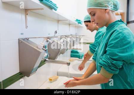 Zwei Chirurgen ihre Hände waschen Stockfoto