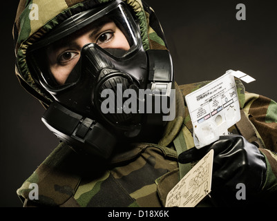 US-Marine im MOPP Ausrüstung inc Gasmaske verwendet M272 Chemical Agent Wasser Test Kit (Lewisit, Nervengase, Cyanid und Senf) Stockfoto