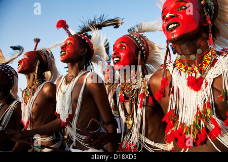 Young Wodaabe Nomaden tanzt auf dem jährlichen Gerewol Festival markiert das Ende der Regenzeit, Norden des Niger, Afrika Stockfoto