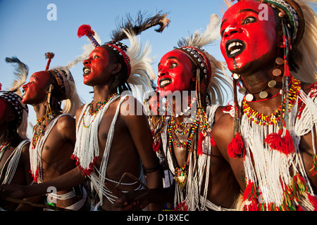 Young Wodaabe Nomaden tanzt auf dem jährlichen Gerewol Festival markiert das Ende der Regenzeit, Norden des Niger, Afrika Stockfoto