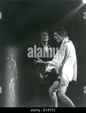 DER CLASH UK-Rock-Gruppe auf dem Regenbogen, London, 1978 mit Joe Strummer Zentrum und Paul Simonon auf der rechten Seite Stockfoto