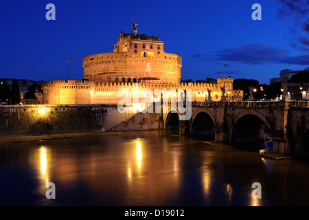 Italien, Rom, Tiber, Engelsburg bei Nacht Stockfoto