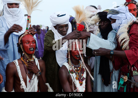 Young Wodaabe Gewinner der Schönheitswettbewerb in Gerewol Festival markiert das Ende der Regenzeit Stockfoto