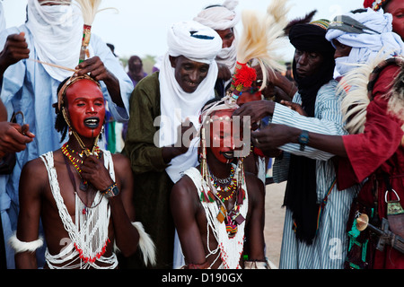 Young Wodaabe Gewinner der Schönheitswettbewerb in Gerewol Festival markiert das Ende der Regenzeit Stockfoto