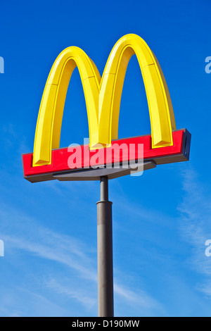 McDonald's-Logo Bögen Zeichen vor einem strahlend blauen Himmel USA Vereinigte Staaten von Amerika Stockfoto