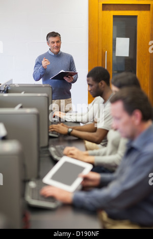 Lehrer im Gespräch mit seinem Computer-Klasse Stockfoto