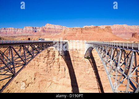 Alte und neue Navajo Brücken über Marble Canyon und Colorado River, in der Nähe von Lees Ferry, Arizona, USA Stockfoto