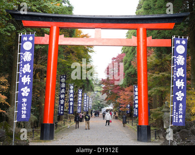 Riesige rote Torii-Tor am Eingang Kirishima-Jingu (Kirishima-Schrein) Shinto-Schrein in Kirishima Kagoshima Präfektur, Japan Stockfoto