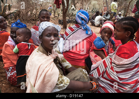 Massai-Frauen am Predator Compensation Fund Zahlen Tag, Mbirikani Group Ranch, Kenia, Afrika Stockfoto