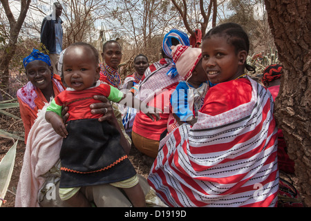 Massai-Frauen am Predator Compensation Fund Zahlen Tag, Mbirikani Group Ranch, Kenia, Afrika Stockfoto