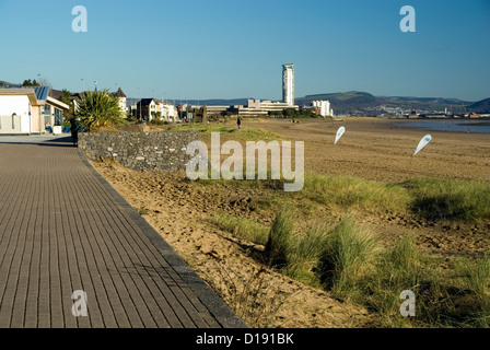 Swansea Uferpromenade und Meridian Tower, Swansea, Südwales. Stockfoto