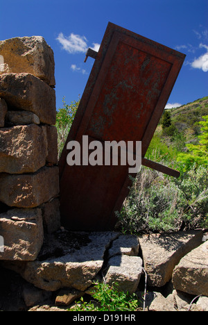 Metall-Tür und Rock Mauerreste der alten Bank in der historischen Bergbaustadt von Silver City, Idaho. Stockfoto