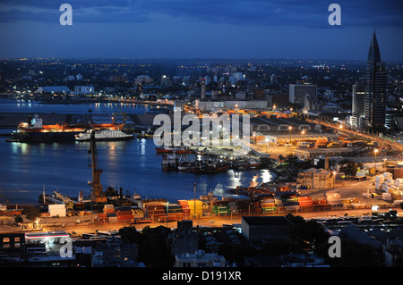 URUGUAY Montevideo Blick vom Palacio Salvo am Plaza de Independencia zum Hafen am Rio del la Plata während der blauen Stunde Stockfoto