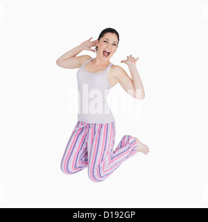 Gähnende Frau im Schlafanzug Stockfoto