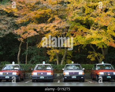 Eine Reihe von Taxis zwischen Herbst fährt um Kinkakuji buddhistischer Tempel in Kyoto, Japan. Stockfoto