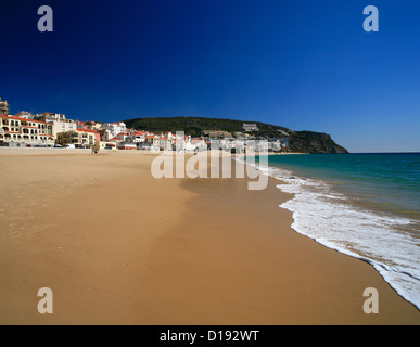 Der Strand von Sesimbra Portugal, blauer Himmel, Surf. Stockfoto