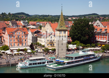 Blick über den Hafen Mangturm und malerische Uferpromenade am Bodensee (Bodensee) in Lindau in Bayern, Deutschland Stockfoto