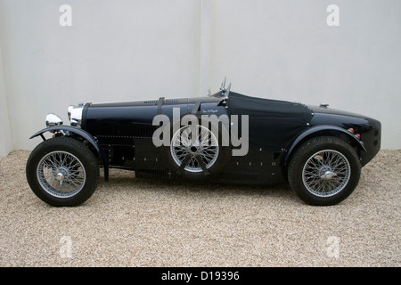 Eine Seitenansicht der einen Oldtimer Bugatti-Rennwagen bei einer Autoshow. Stockfoto