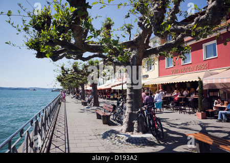 Touristen-Geschäfte und Cafés an der Uferpromenade am Bodensee (Bodensee) in Meersburg, Baden-Württemberg, Deutschland Stockfoto