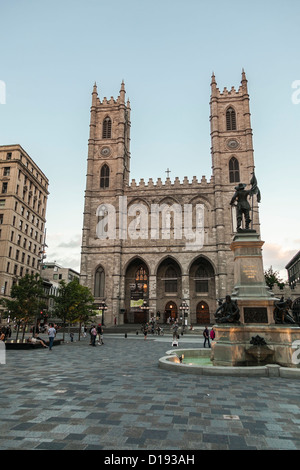 Die Basilika Notre Dame angesehen vom Place d ' Armes Montreal Quebec Stockfoto