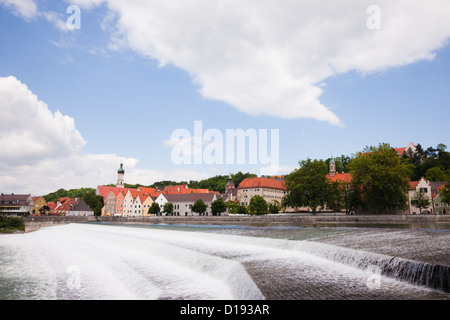 Landsberg am Lech, Bayern, Deutschland, Europa. Blick über das Wehr in der Lech in die mittelalterliche Stadt romantische Route unterwegs Stockfoto