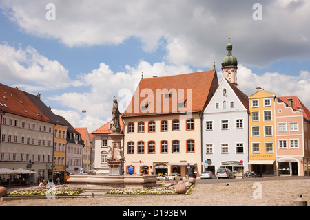 Am Hauptplatz, Landsberg am Lech, Bayern, Deutschland. Brunnen und alten Gebäuden in der historischen Altstadt der ummauerten Stadt an romantischen Straße Stockfoto