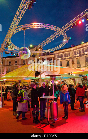 Schweiz, Tessin, Locarno, Weihnachtszeit, Außenbar in Piazza Grande Stockfoto