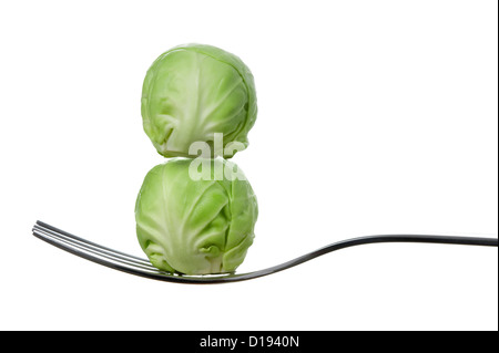 ausgewogene Diät-Konzept mit frischen Rosenkohl auf einer Gabel Stockfoto