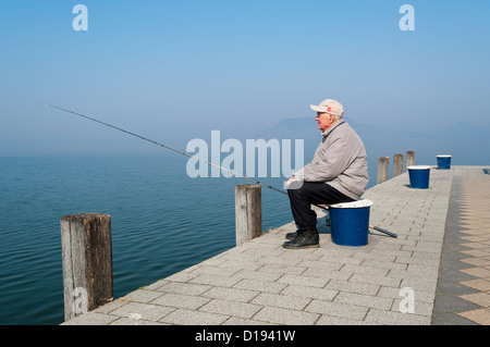 Senior Angler am Plattensee, Ungarn Stockfoto