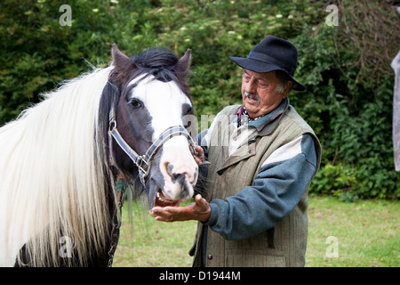 Alten Roma-Zigeuner stehend mit Pferd Stockfoto